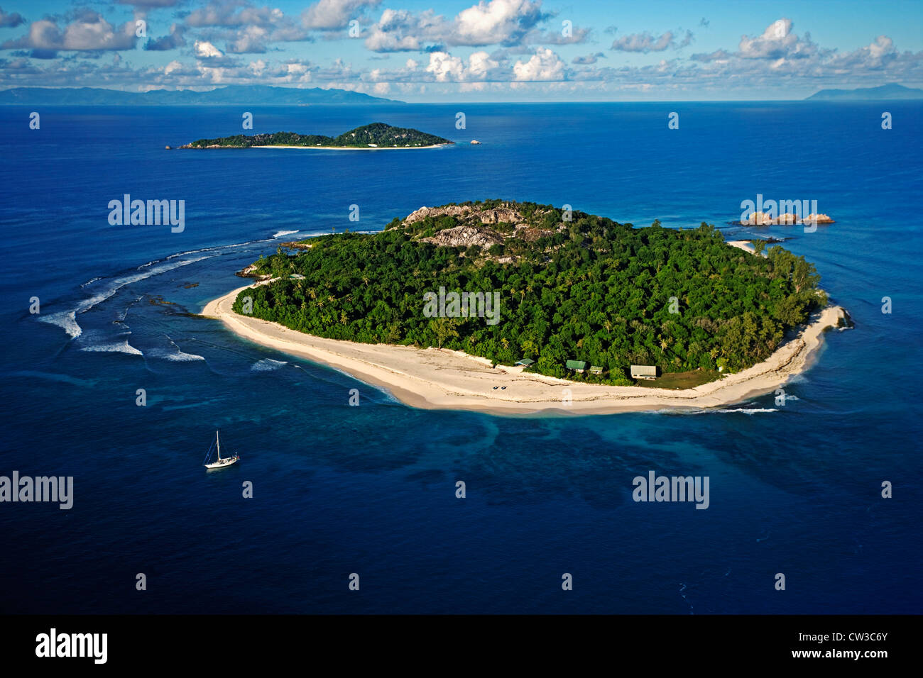 Luftaufnahme der Insel Cousin Cousine Island im Hintergrund. Seychellen Stockfoto