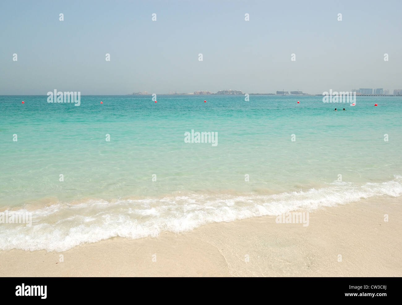 Strand des Luxushotels mit Blick auf der künstlichen Insel Palm Jumeirah, Dubai, Vereinigte Arabische Emirate Stockfoto