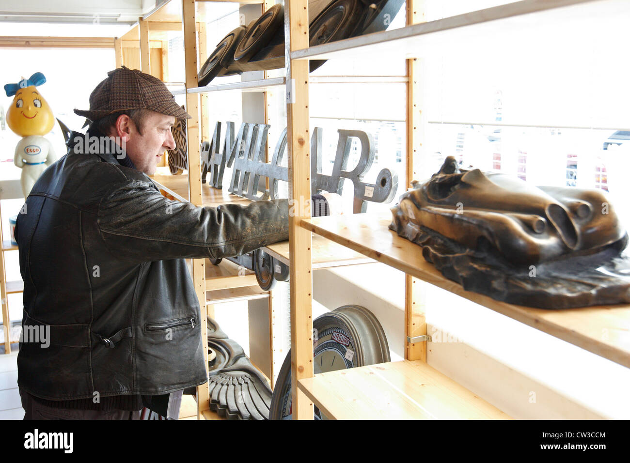 Ein potenzieller Käufer untersucht Zeichen aus verschiedenen Auto Hersteller sind Bestandteil einer Oldtimer-Auktion bei Bonhams Oxford Stockfoto