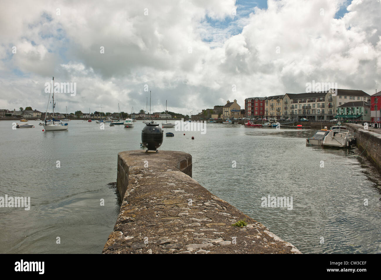 Ein Blick von Dungarvan Hafen im Süden von Irland. Es zeigt die natürliche und künstliche Landschaft. Stockfoto