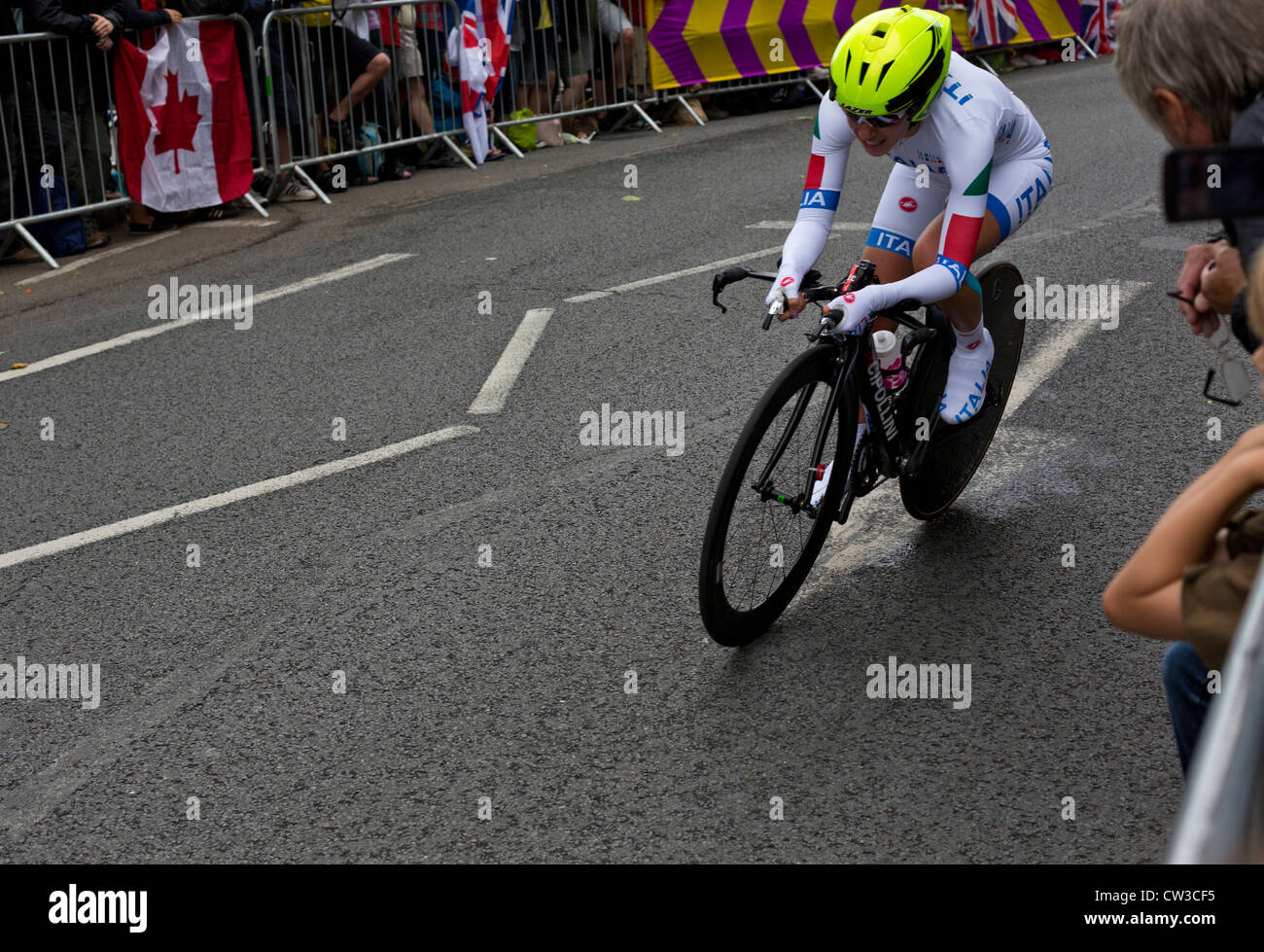 Olympia Damen Cycling Time Trial London 2012.  Tatiana Guderzo, Italien geht Massen in Hampton Wick 1. August 2012 Stockfoto