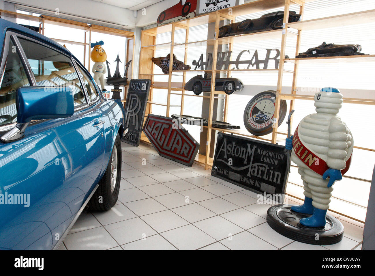 Anzeichen von verschiedenen Automobilherstellern sind Bestandteil einer Oldtimer-Auktion bei Bonhams Oxford Stockfoto