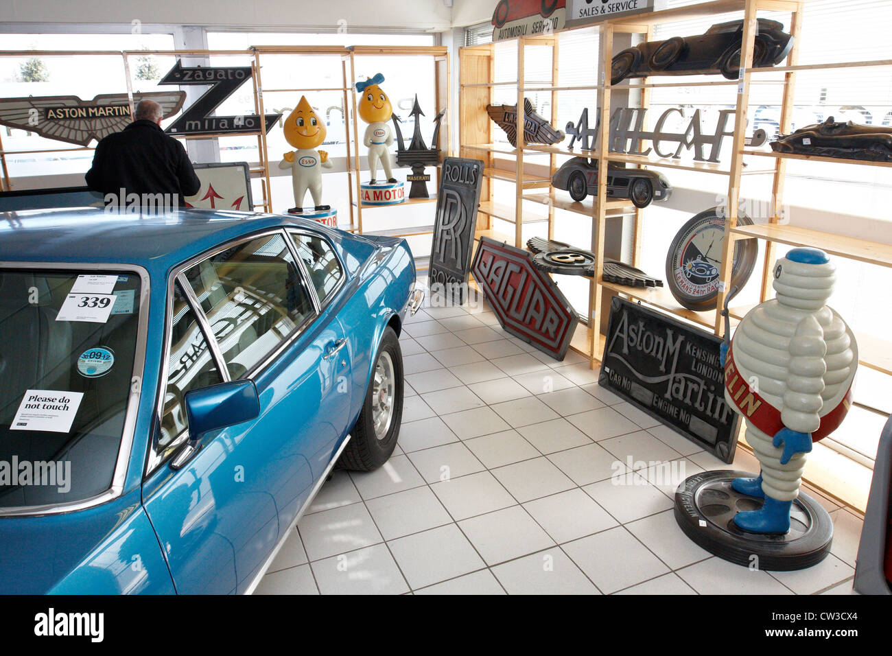 Anzeichen von verschiedenen Automobilherstellern sind Bestandteil einer Oldtimer-Auktion bei Bonhams Oxford Stockfoto