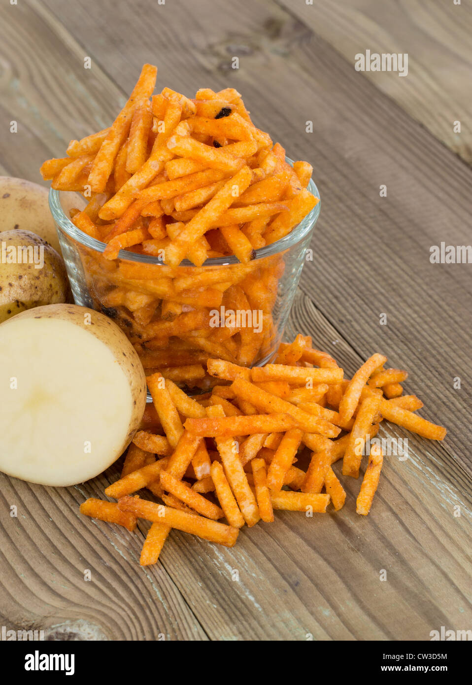 Kartoffel-Sticks mit frischen Kartoffeln auf hölzernen Hintergrund Stockfoto