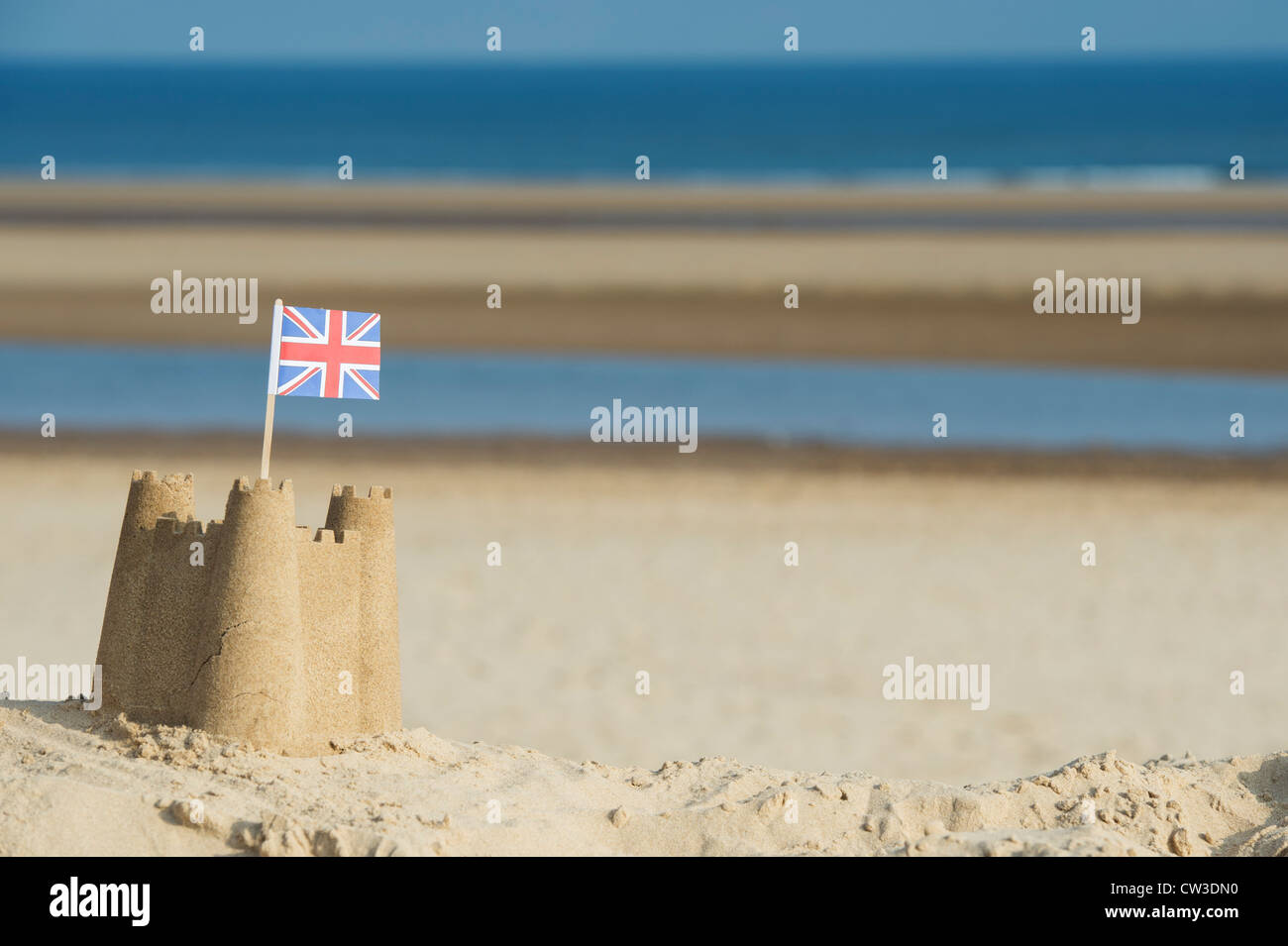 Union Jack-Flagge in eine Sandburg auf einer Sanddüne. Brunnen neben das Meer. Norfolk, England Stockfoto