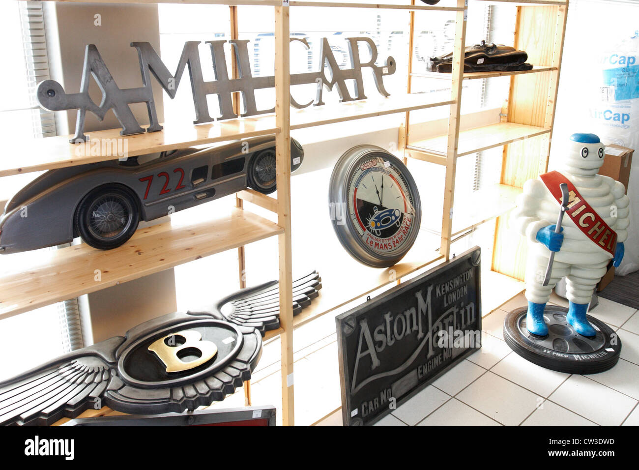 Anzeichen von verschiedenen Automobilherstellern sind Bestandteil einer Oldtimer-Auktion bei Bonhams Oxford Stockfoto