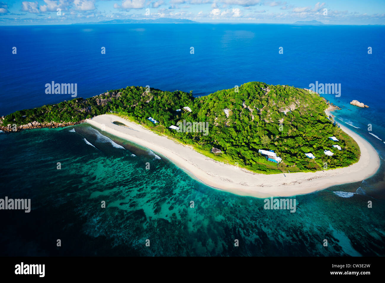 Luftaufnahme von Cousine Island zeigt Strand und Villen. Cousine Island. Seychellen. Stockfoto