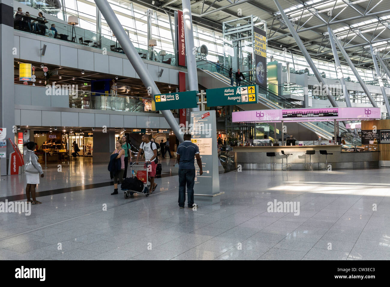 Innere des Terminalgebäudes am Flughafen Düsseldorf, Deutschland