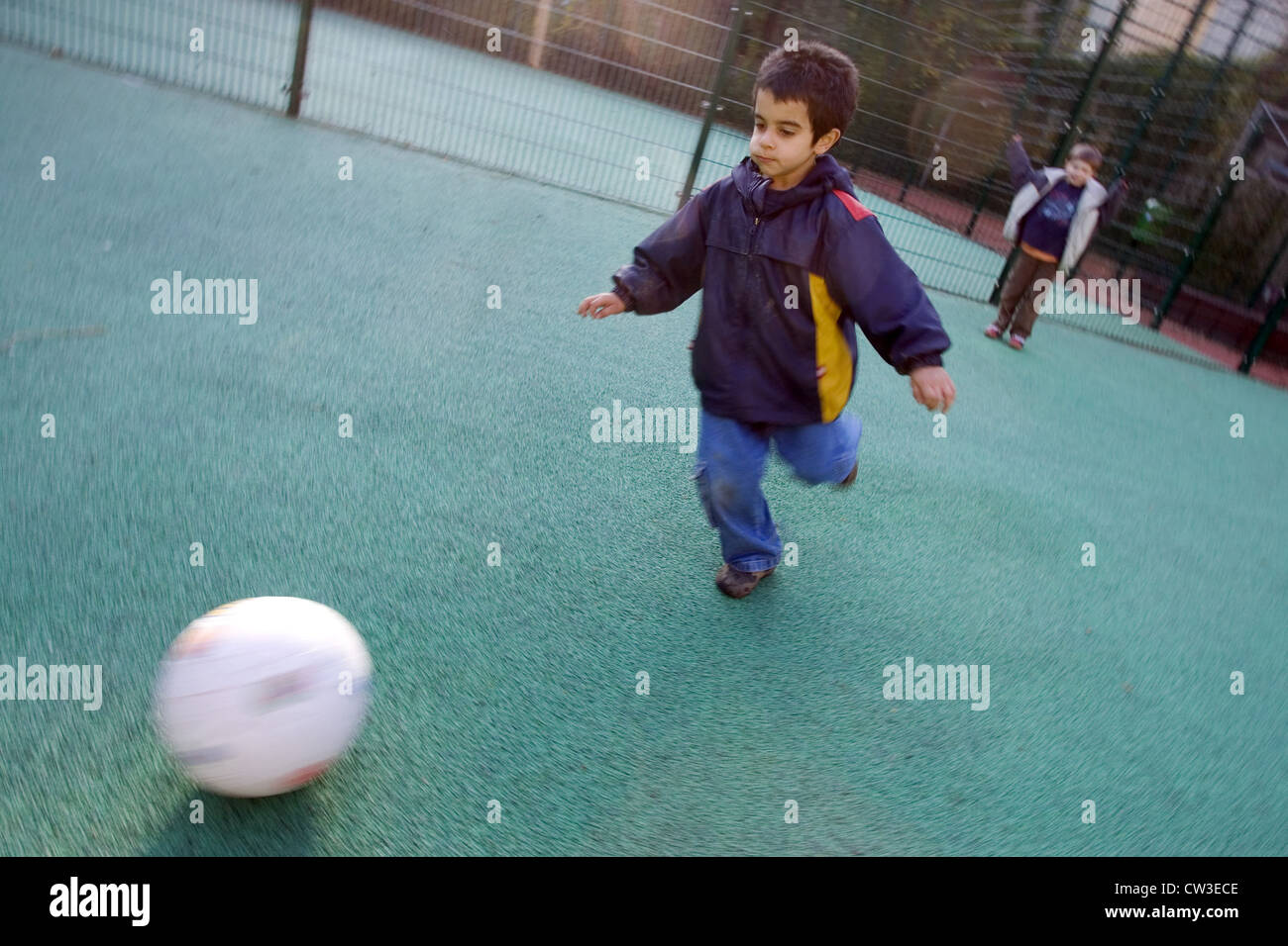 Berlin, Kinder Fußball spielen Stockfoto