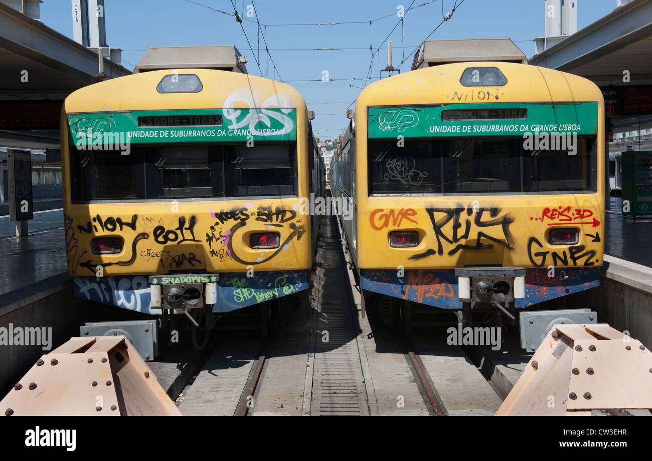 2 städtische Züge an Sodre Railwat Station, Lissabon, Portugal. Stockfoto
