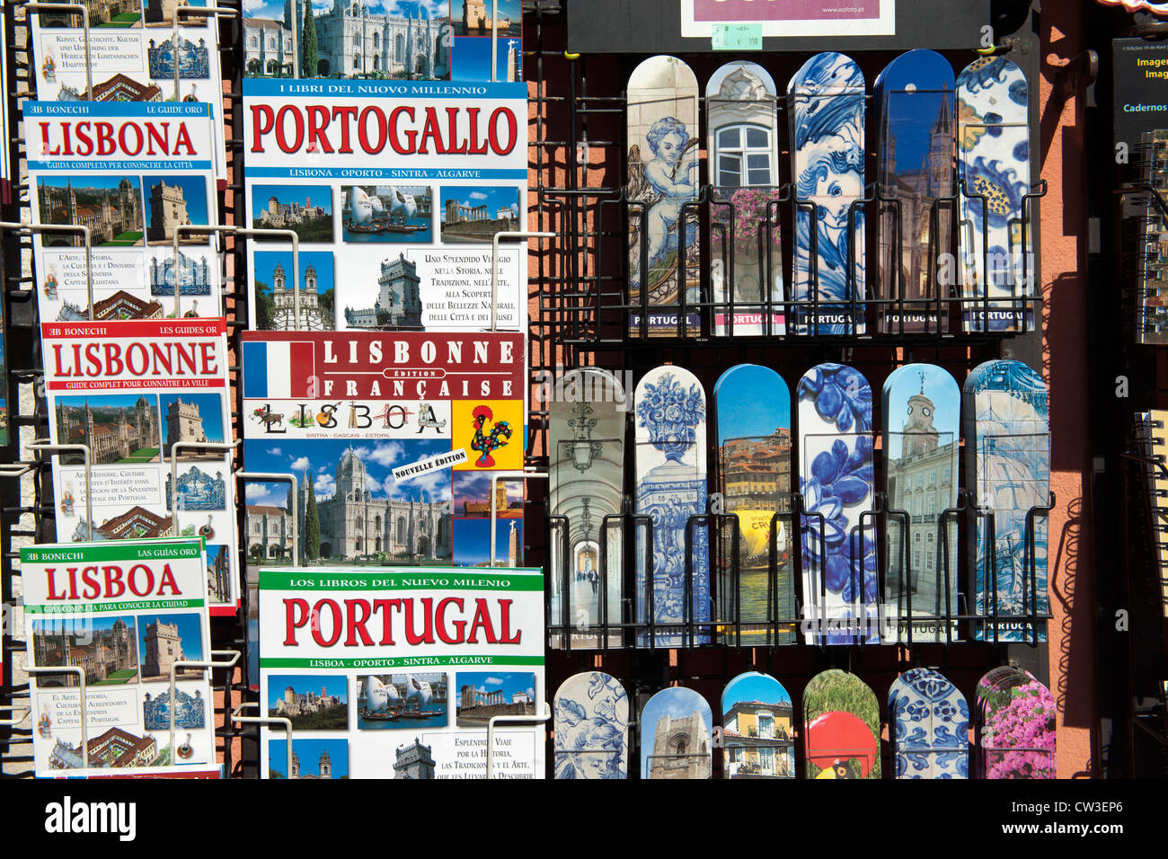 Reiseführer Bücher und Buch-Marker auf dem Display an Souvenirladen, Lissabon, Portugal. Stockfoto