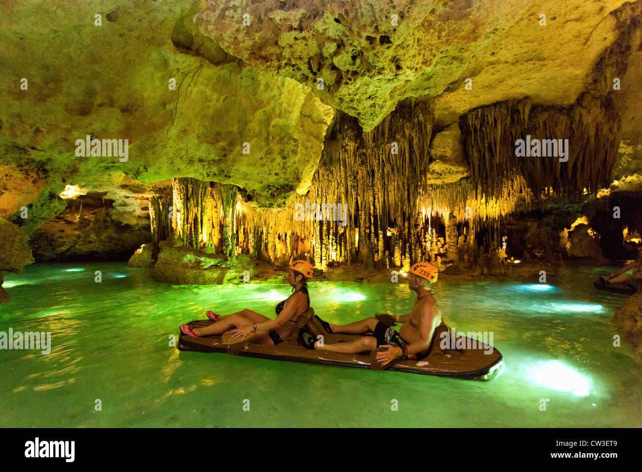 paar-River-rafting in einem Cenote Xplor Adventure Park Stockfoto