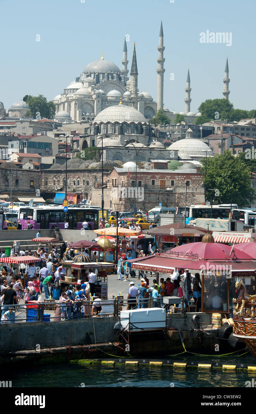 ISTANBUL, TÜRKEI. Eine geschäftige Szene auf Eminonu Wasser, mit der Süleymaniye und Rustem Pasa Moschee hinter. 2012. Stockfoto