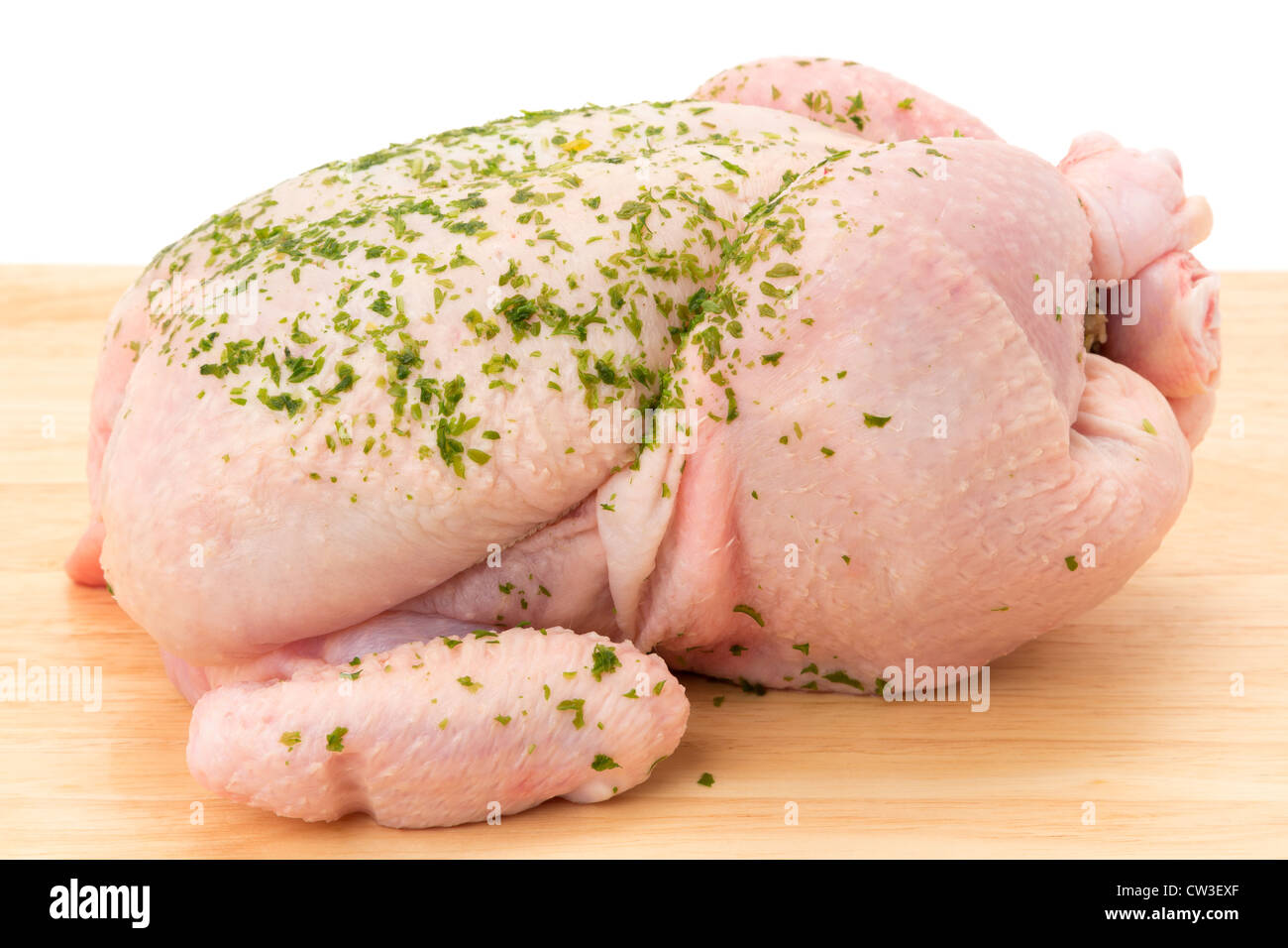 Eine frische ungekochte Huhn auf ein Holzbrett - Studio gedreht Stockfoto