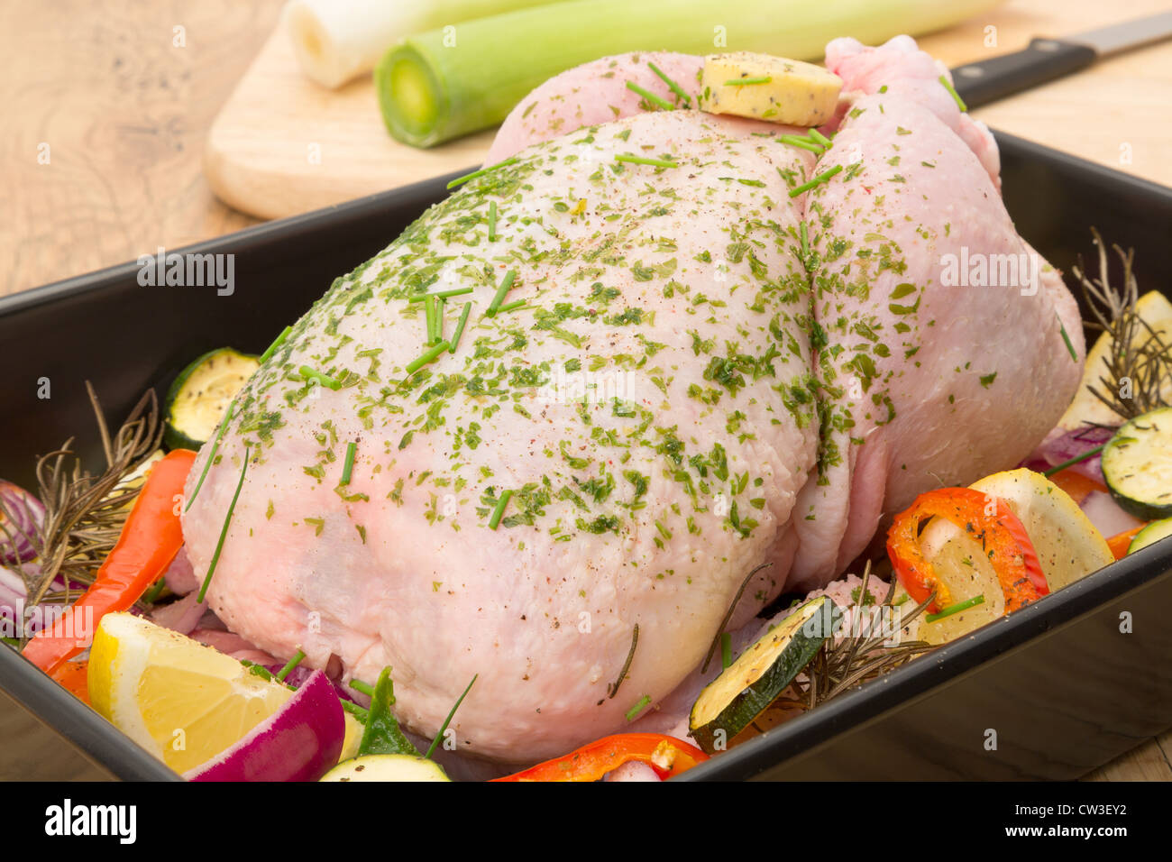 Frisches rohes Huhn bereit, in den Ofen gestellt werden Stockfoto