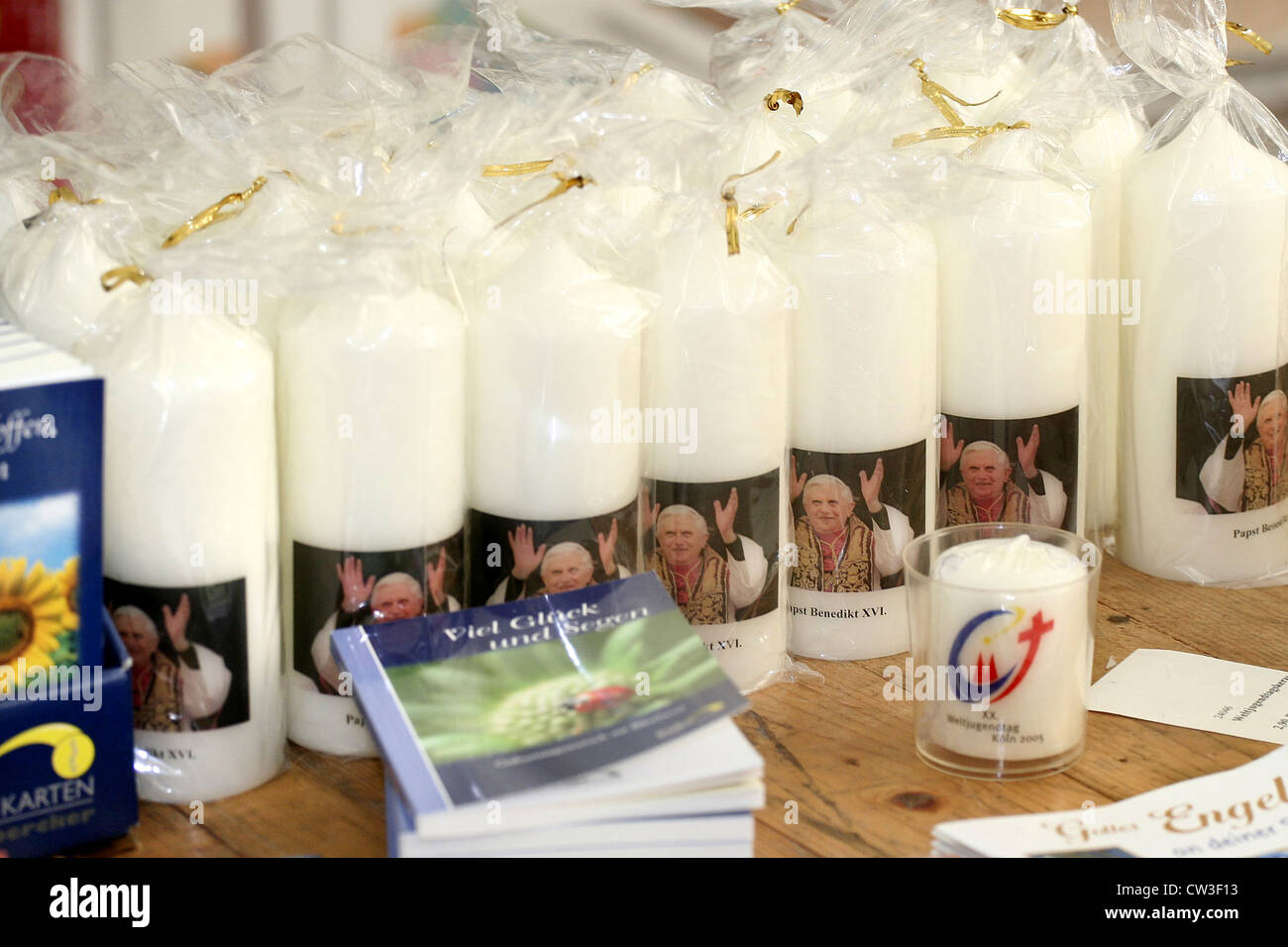 Kerzen mit einem Foto von Papst Benedict XVI. Stockfoto