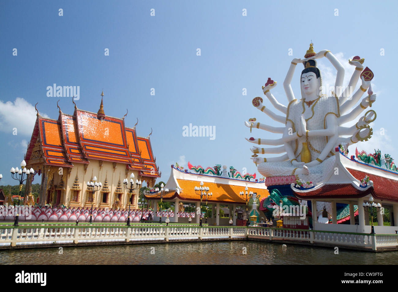 18 Arm Buddha-Statue im Wat Plai Laem Tempel befindet sich auf der Insel Ko Samui, Thailand. Stockfoto