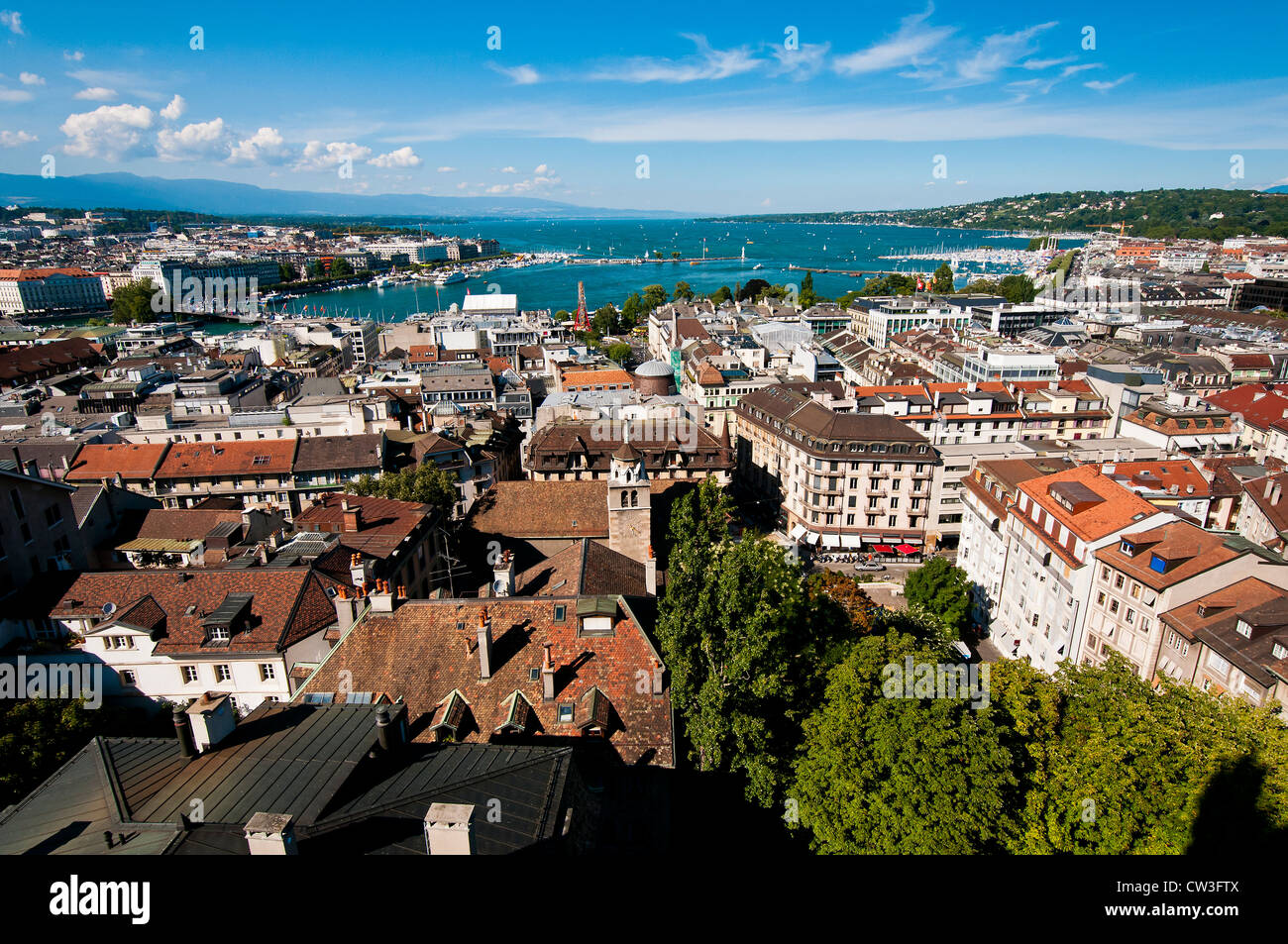 Panoramablick über die Dächer der Stadt und den Genfer See, Genf, Schweiz Stockfoto