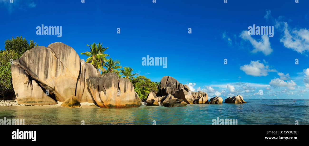 Blick auf Granitfelsen und Küste von La Digue Island. Anse Source d' Argent Beach. Einer der schönsten Strände der Welt. Stockfoto