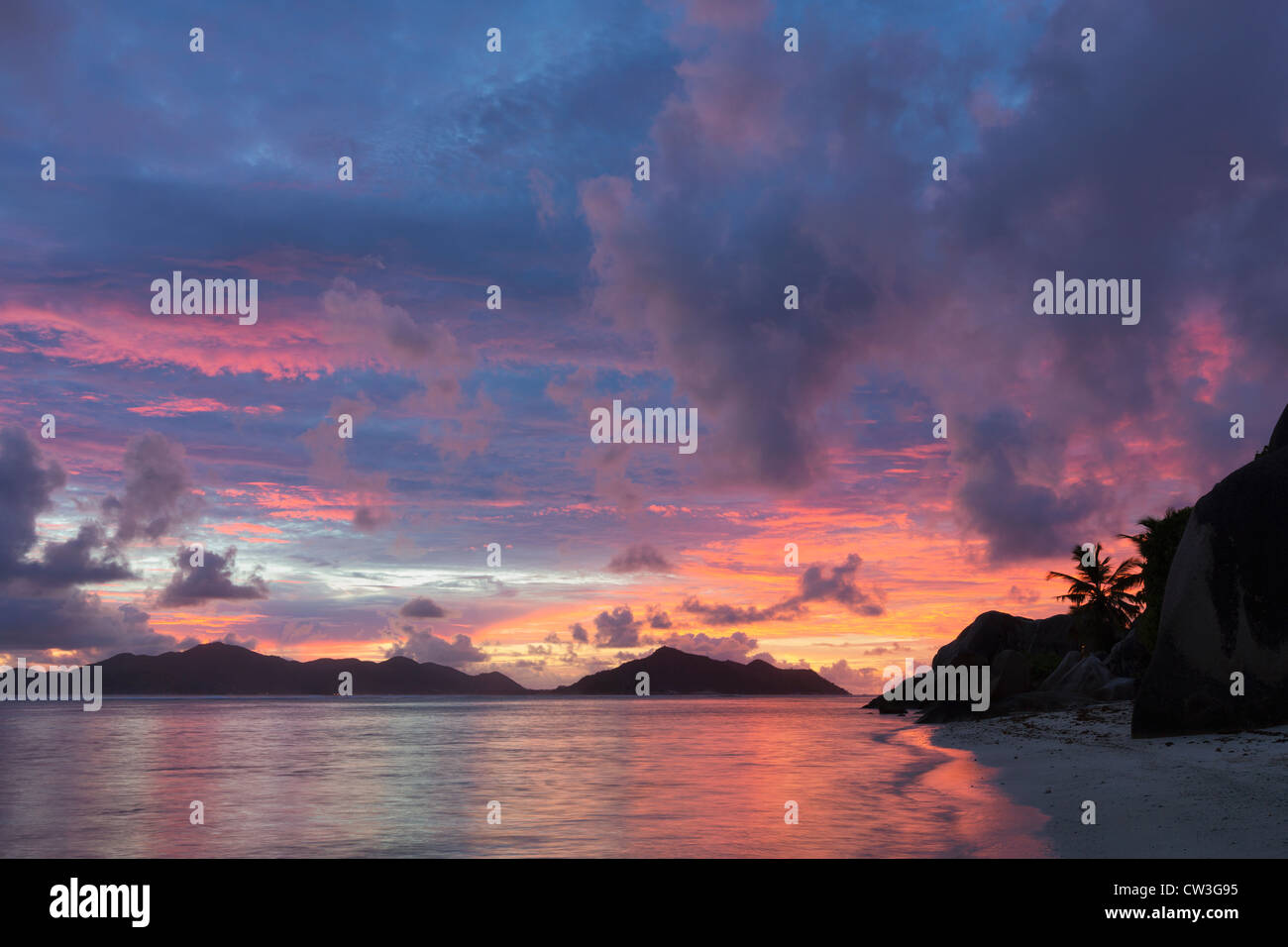 Blick auf den Strand bei Sonnenuntergang mit Granitfelsen. Insel La Digue. Seychellen. Stockfoto