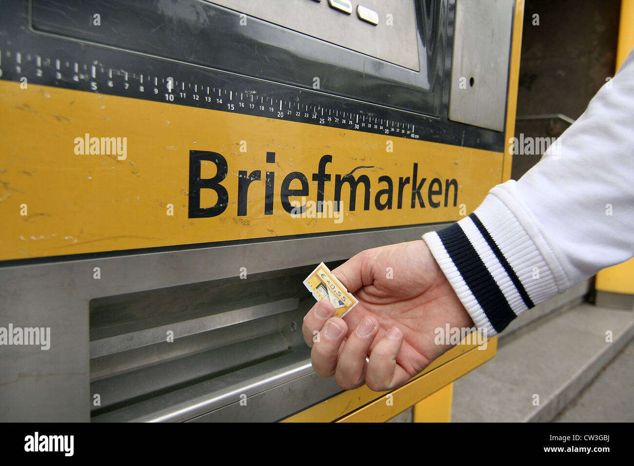 Köln-Mann kaufen Briefmarken bei der Post Büromaschinen Stockfoto