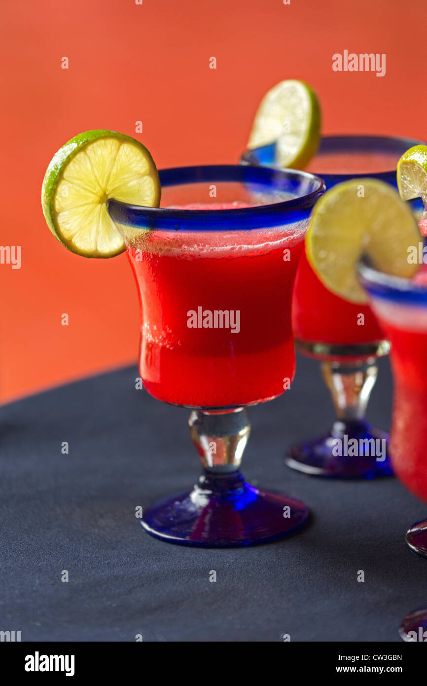 Wassermelone-Cocktails mit Limette garnieren Stockfoto