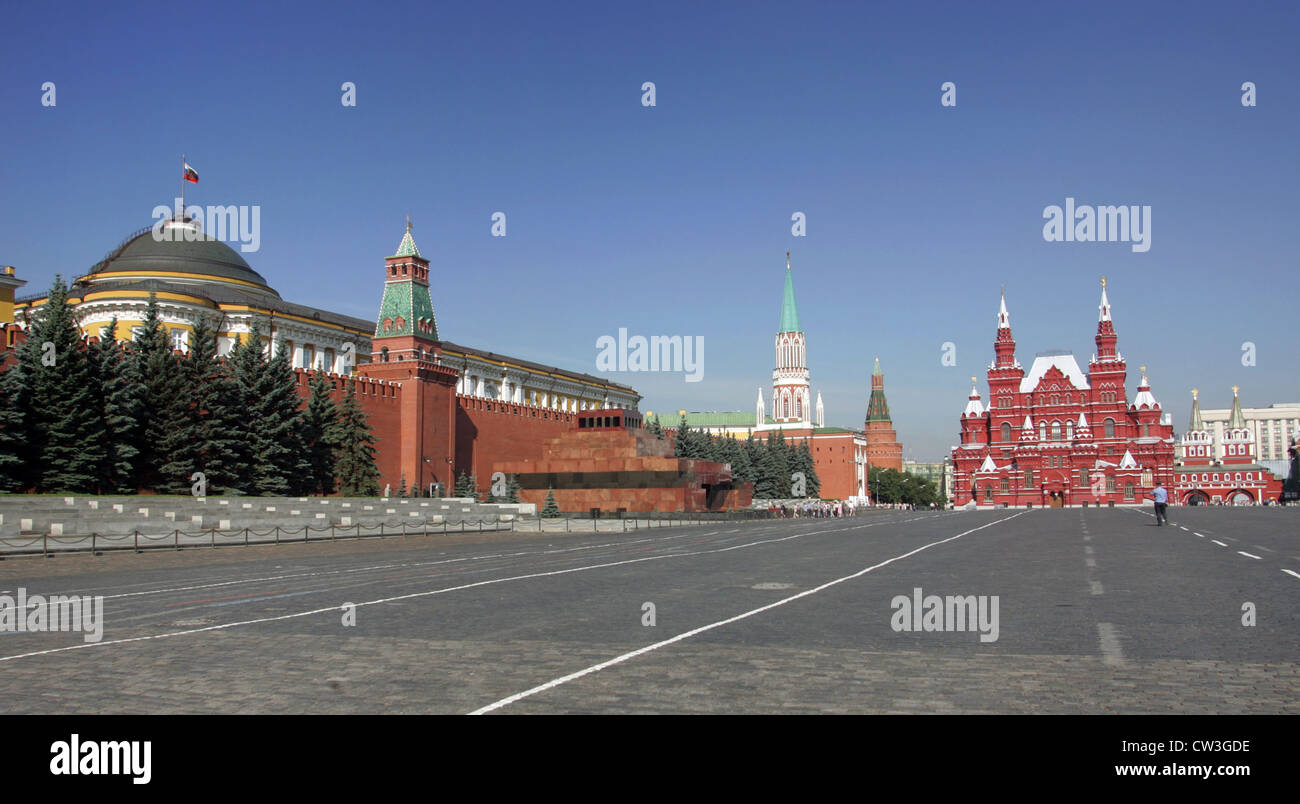 Moskau-Ansichten auf dem Roten Platz. Lenin Mausoleum im Hintergrund (links) und das historische Museum Stockfoto