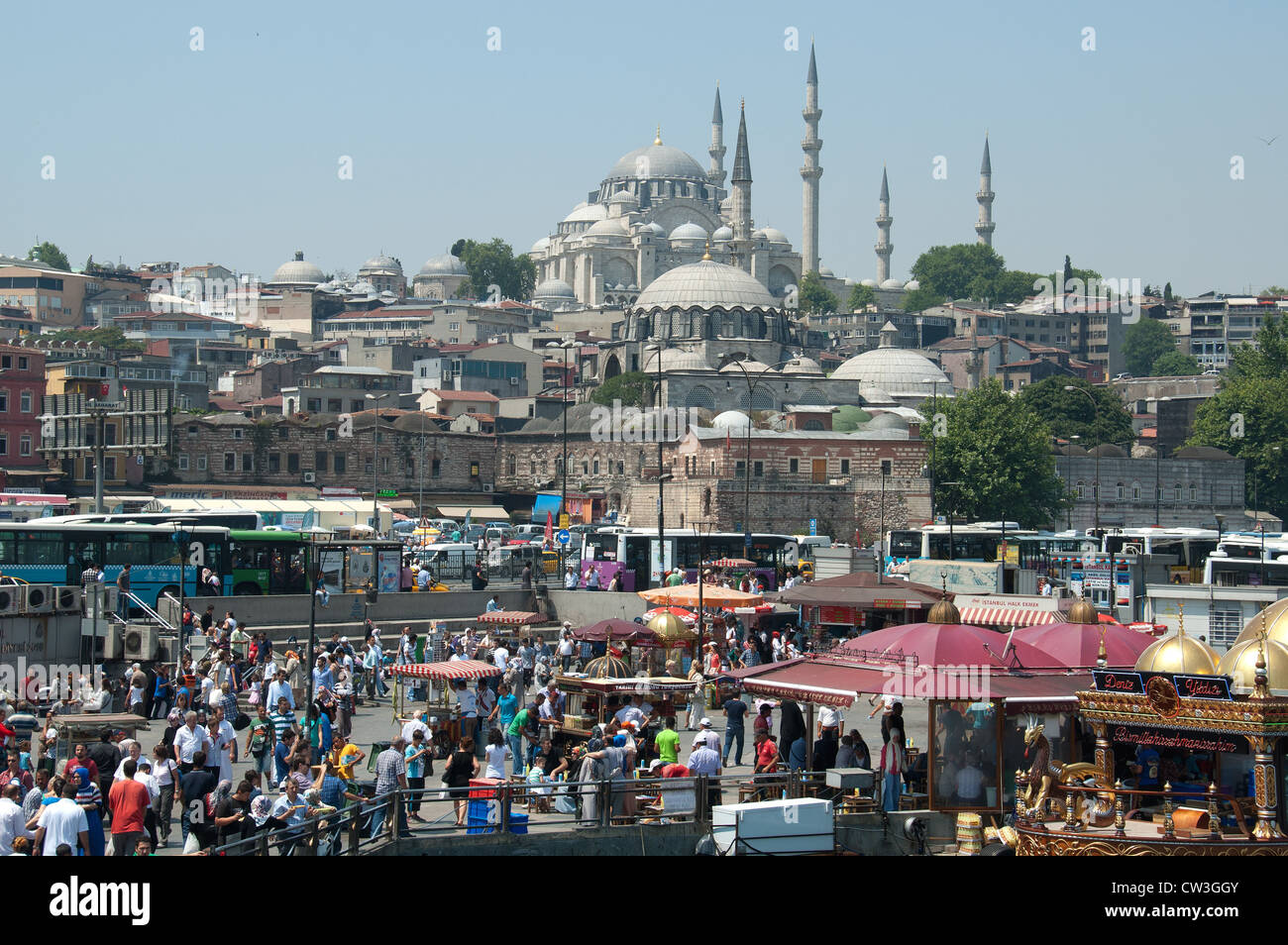 ISTANBUL, TÜRKEI. Eine geschäftige Szene auf Eminonu Wasser, mit der Süleymaniye und Rustem Pasa Moschee hinter. 2012. Stockfoto