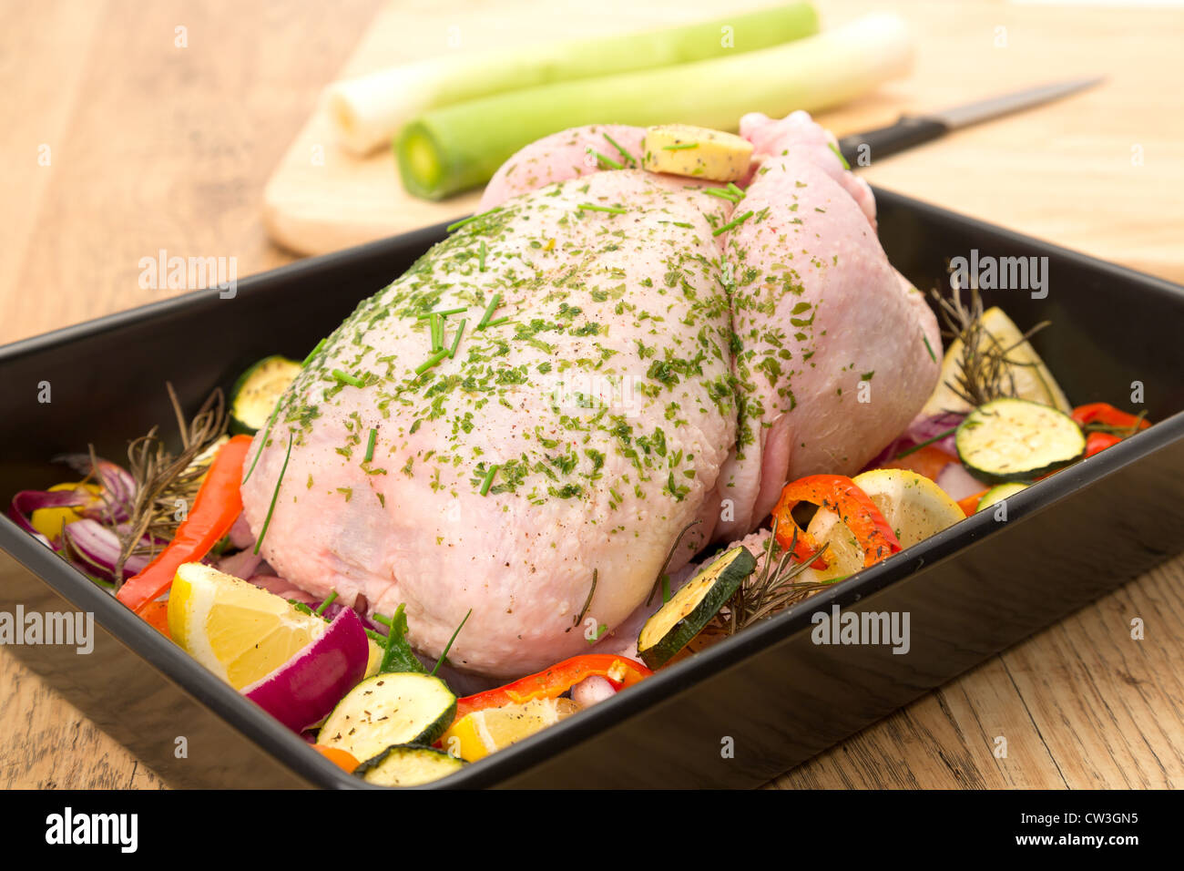 Frisches rohes Huhn bereit, in den Ofen gestellt werden Stockfoto