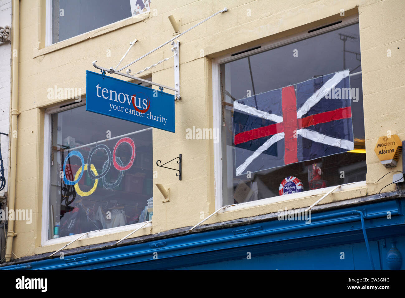 Feiern Sie die Olympischen Spiele im Tenovus Ihr Krebs-Charity-Shop in Sherborne, Dorset UK im August Stockfoto