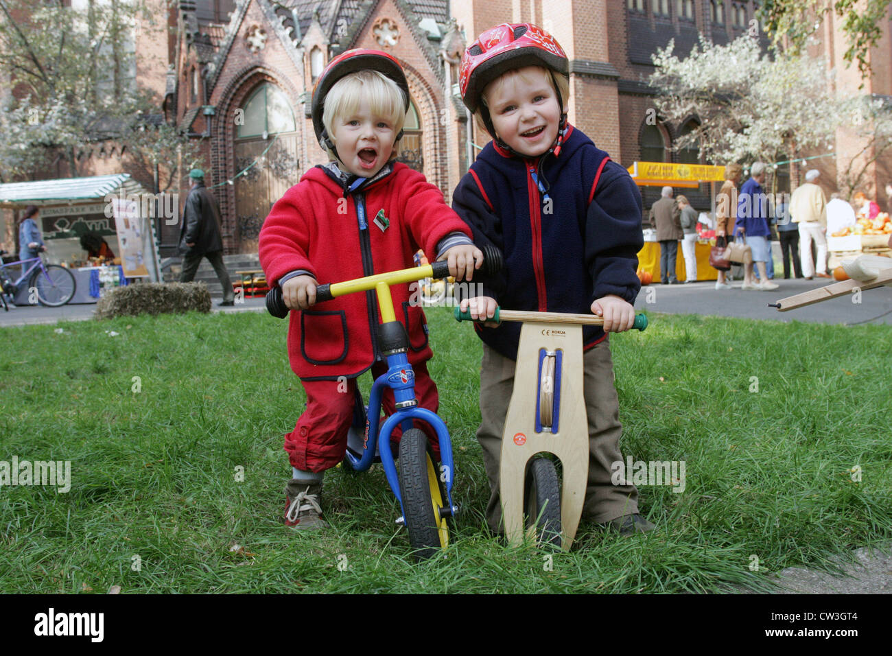 Berlin, Kleinkinder auf ihre Rennräder Stockfoto