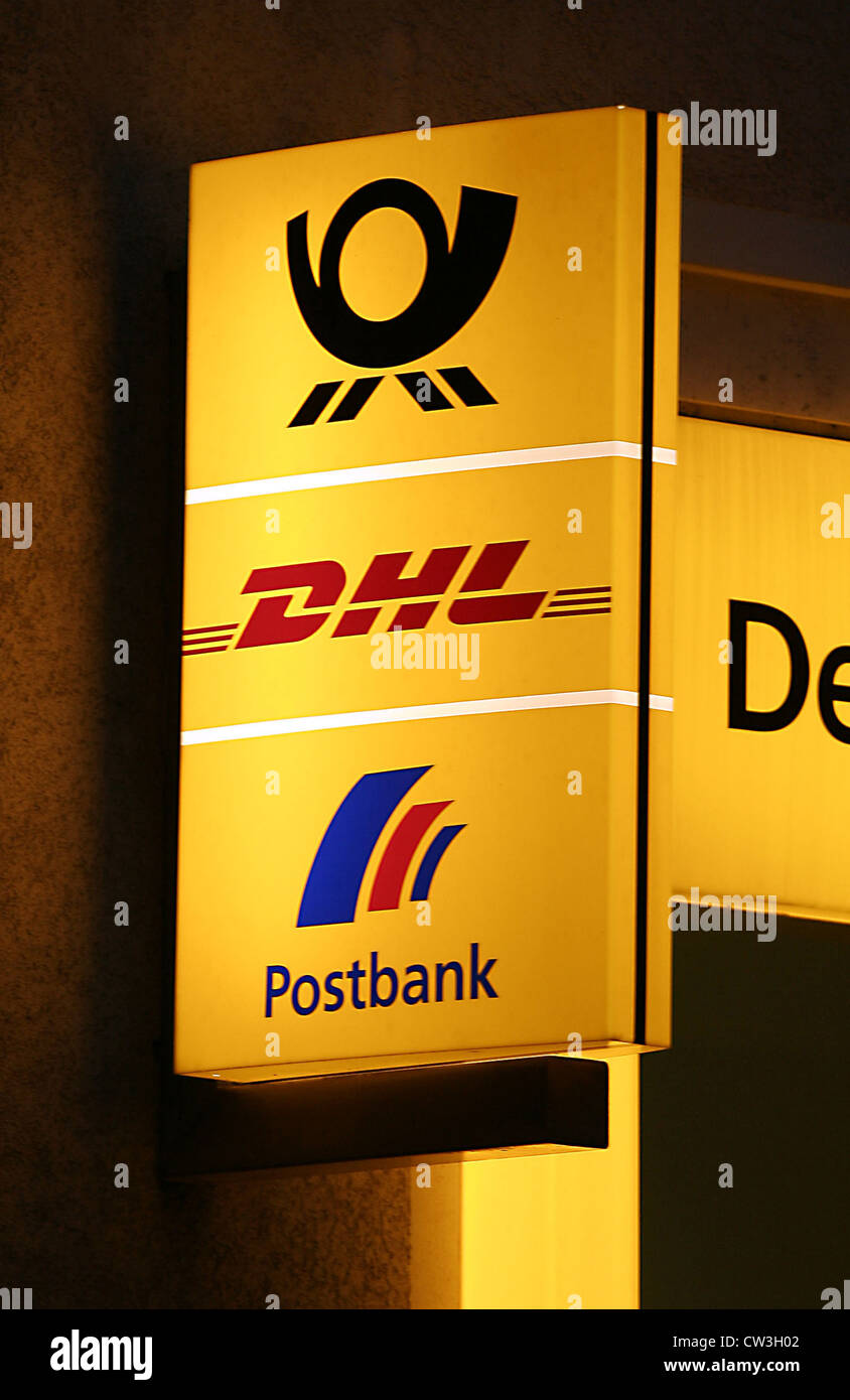 Stuttgart Outdoor Werbung Der Post Postbank Und Dhl Stockfotografie Alamy