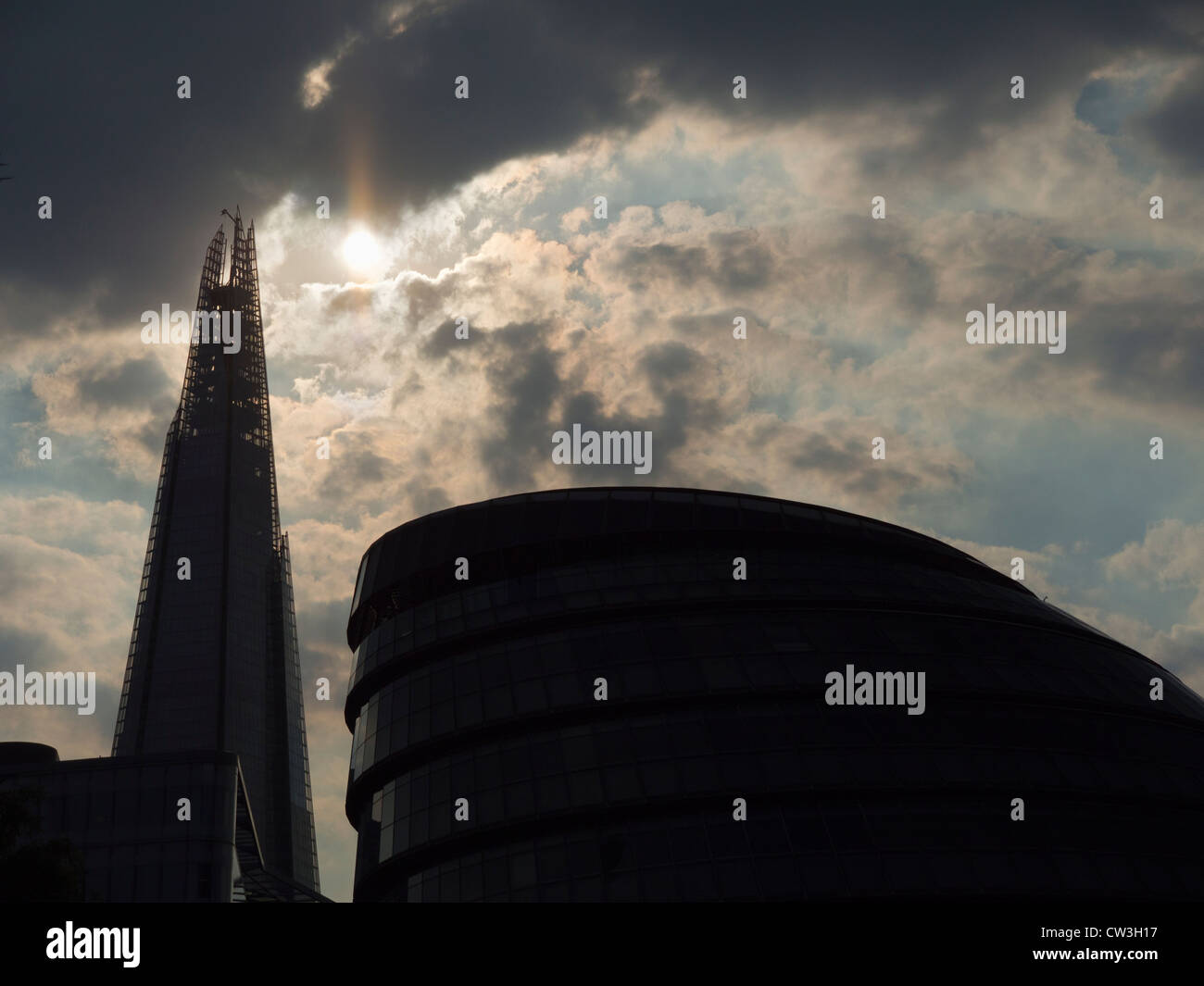 Dramatische Silhouetten der Shard und GLA Building, London 2 Stockfoto