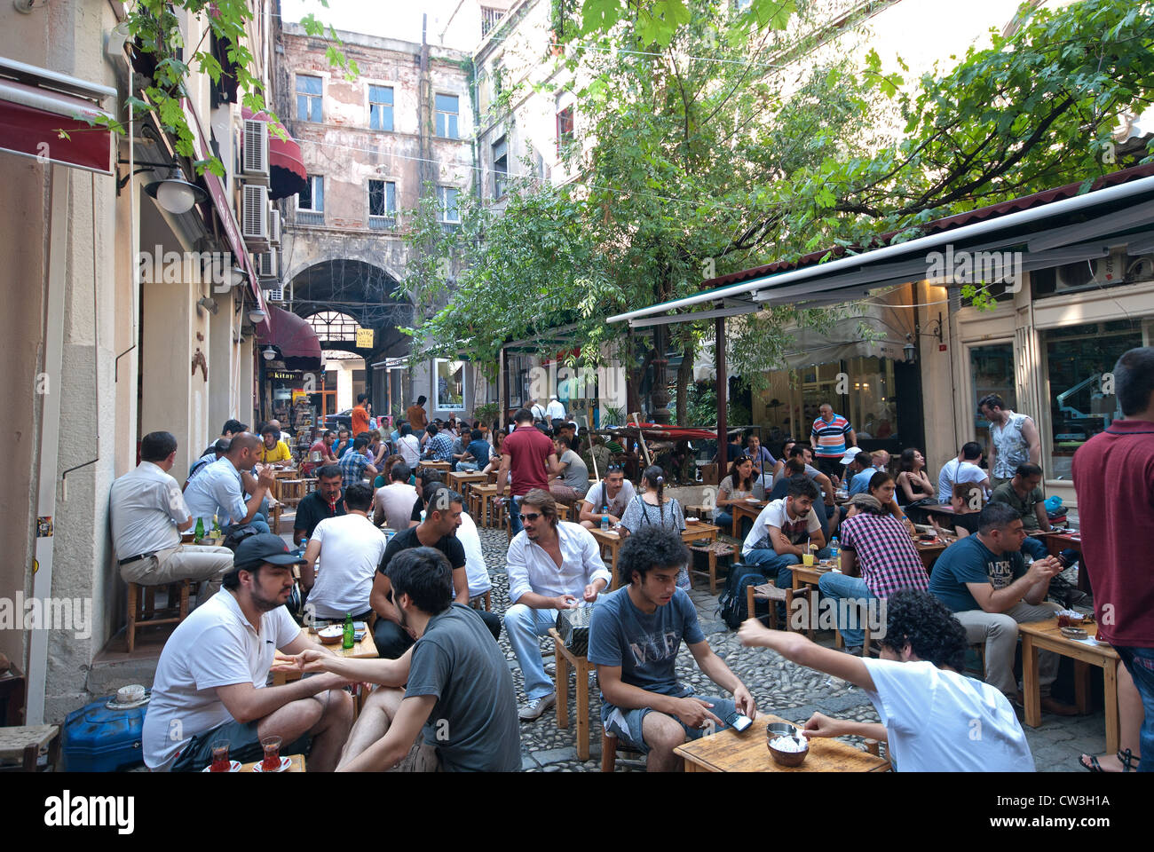 ISTANBUL, TÜRKEI. Türkische Jugendliche in einem Straßencafé aus Istiklal Caddesi im Stadtteil Beyoglu der Stadt. 2012. Stockfoto