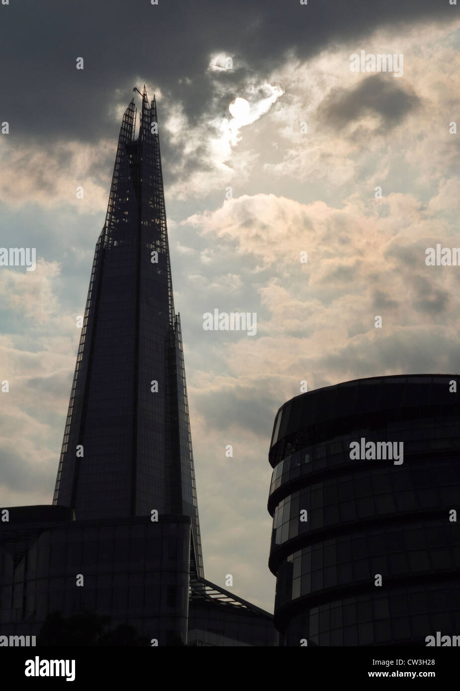 Dramatische Silhouetten der Shard und GLA Building, London 3 Stockfoto