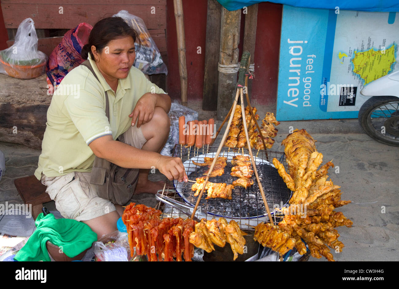 Lebensmittel Verkäufer grillen Fleisch über ein Holzkohle Feuer am Chaweng Beach auf der Insel Ko Samui, Thailand. Stockfoto