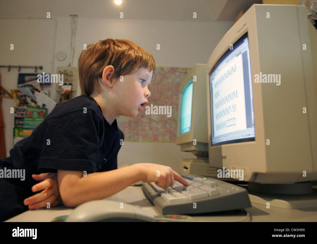 Berlin, ein Kind sitzt vor einem computer Stockfoto