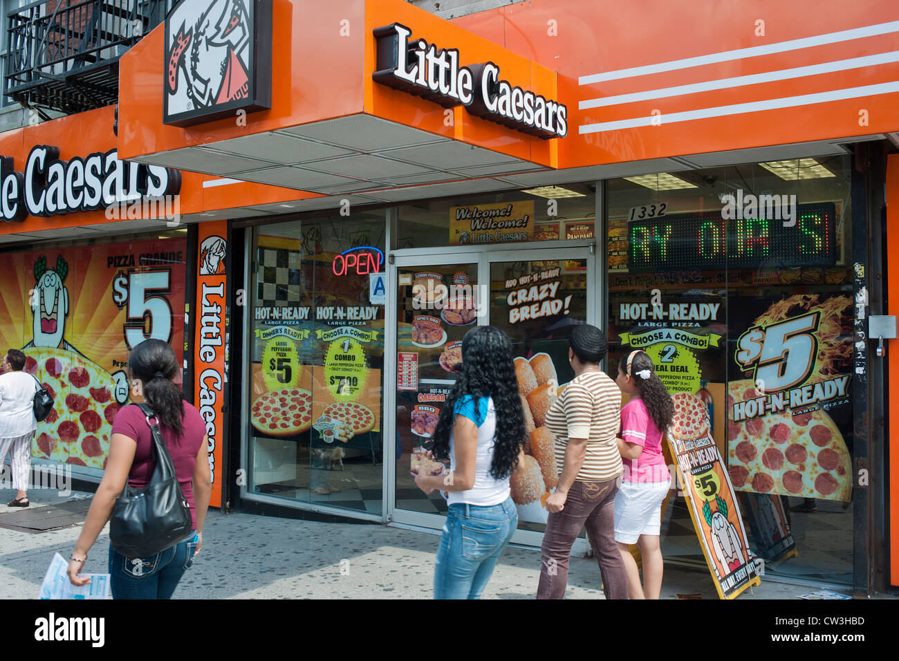 Little Caesars Pizzeria in der in erster Linie Dominikanische New York Nachbarschaft Washington Heights Stockfoto