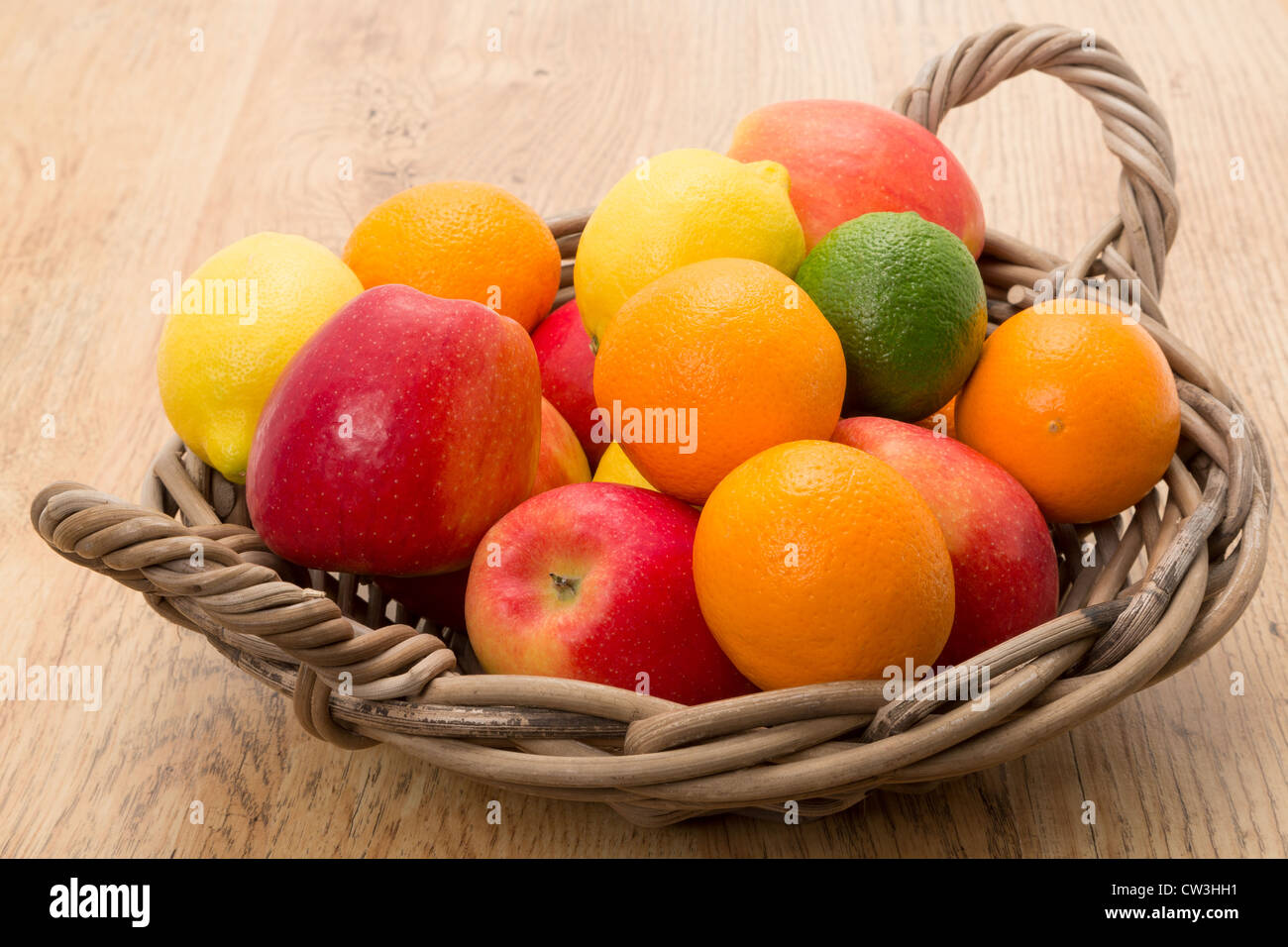 Ein Korb mit einer Auswahl an frischem Obst - Studio gedreht Stockfoto