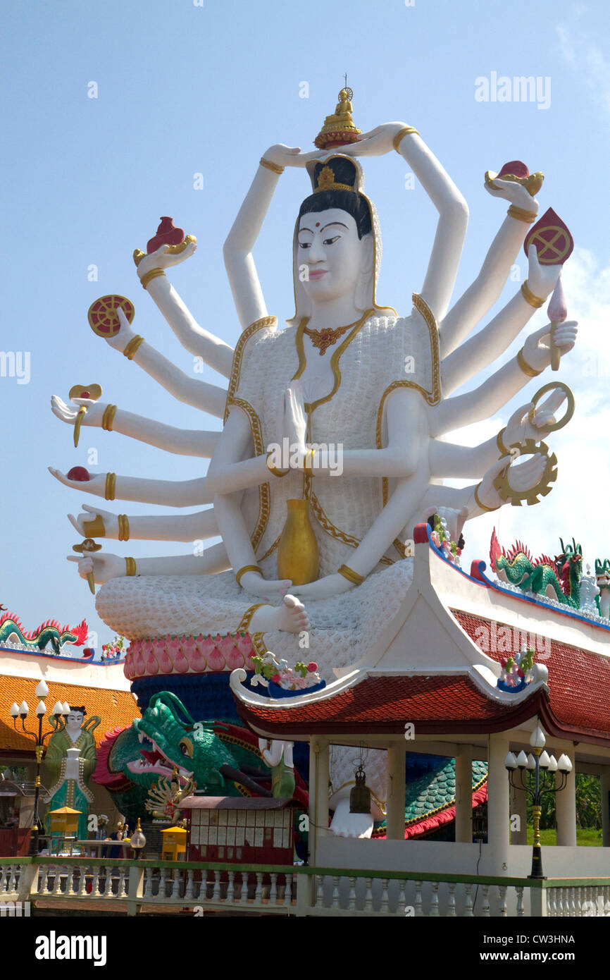 18 Arm Buddha-Statue im Wat Plai Laem Tempel befindet sich auf der Insel Ko Samui, Thailand. Stockfoto