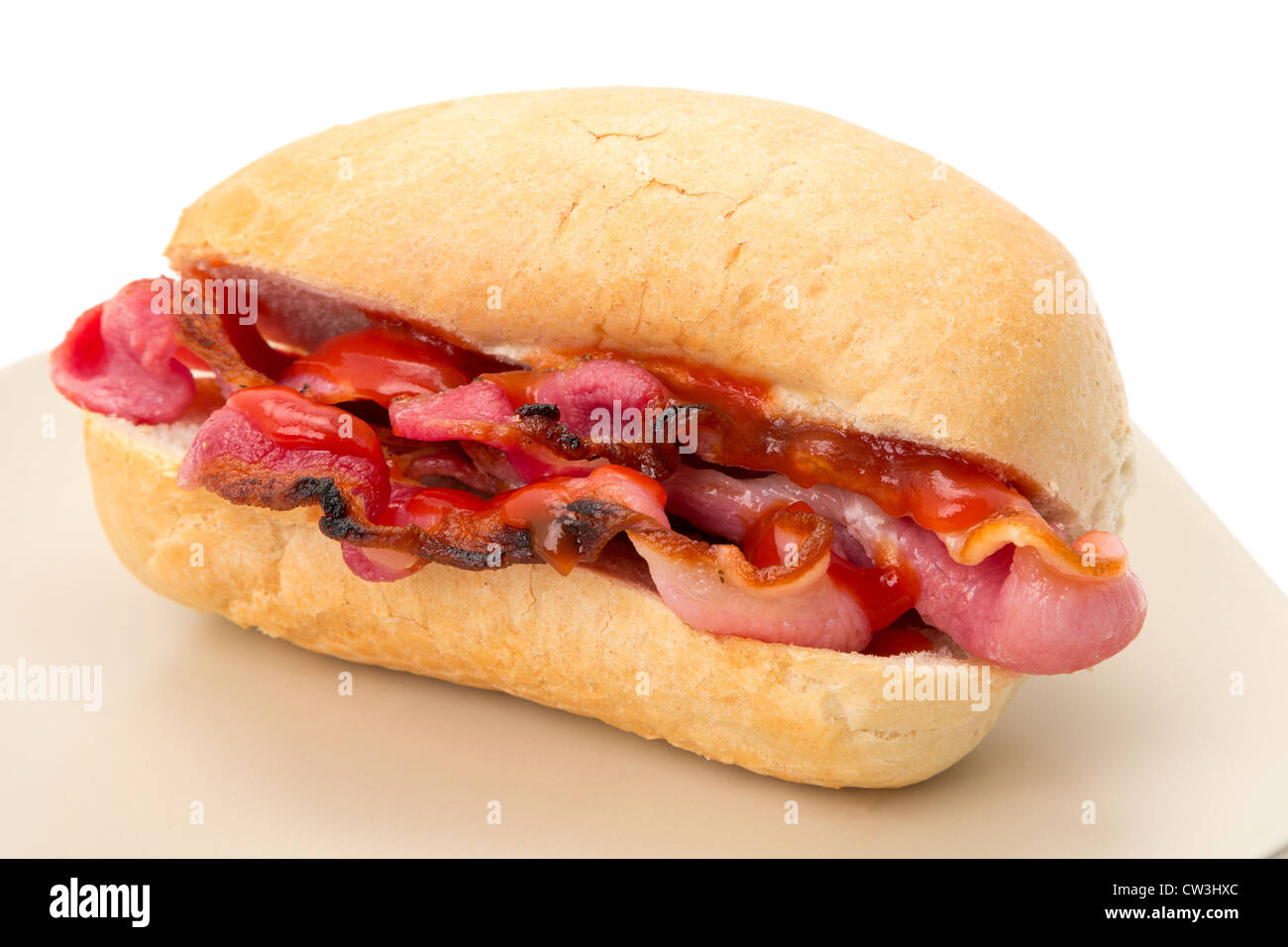 Knuspriger Speck in ein Brot Brötchen mit Tomaten Ketchup - geringe Schärfentiefe - Studio gedreht mit weißem Hintergrund Stockfoto