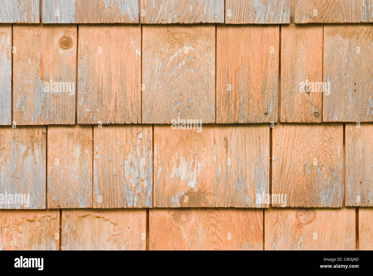 Verwitterte Holzschindeln auf Seite des Hauses. Stockfoto