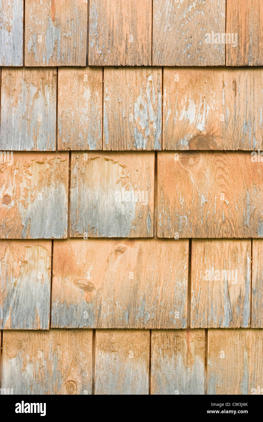 Verwitterte Holzschindeln auf Seite des Hauses. Stockfoto