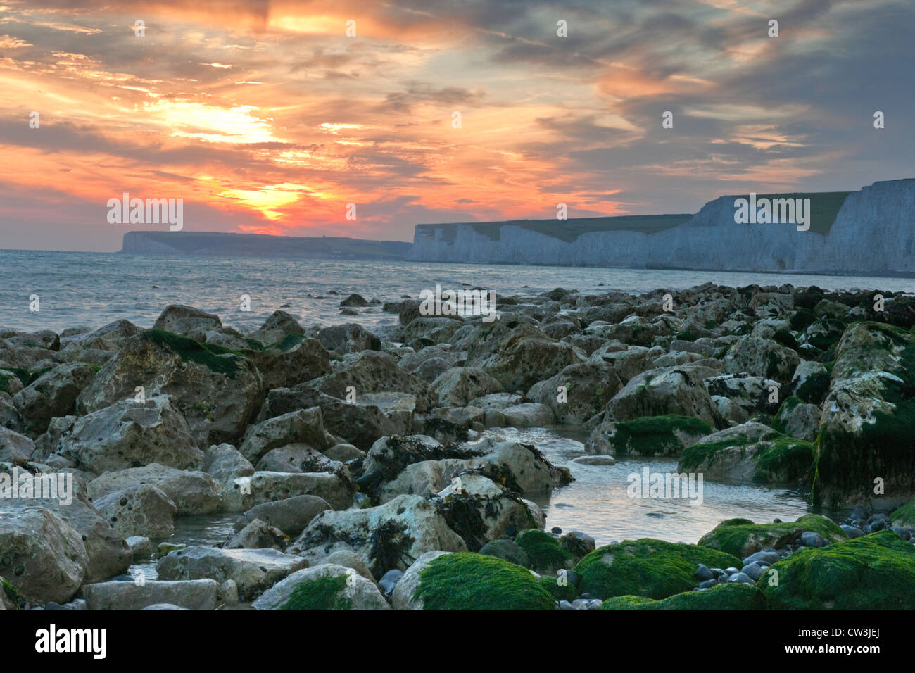 Am Strand zwischen Beachy Head und Birling Gap, East Sussex an einem späten Sommernachmittag Stockfoto