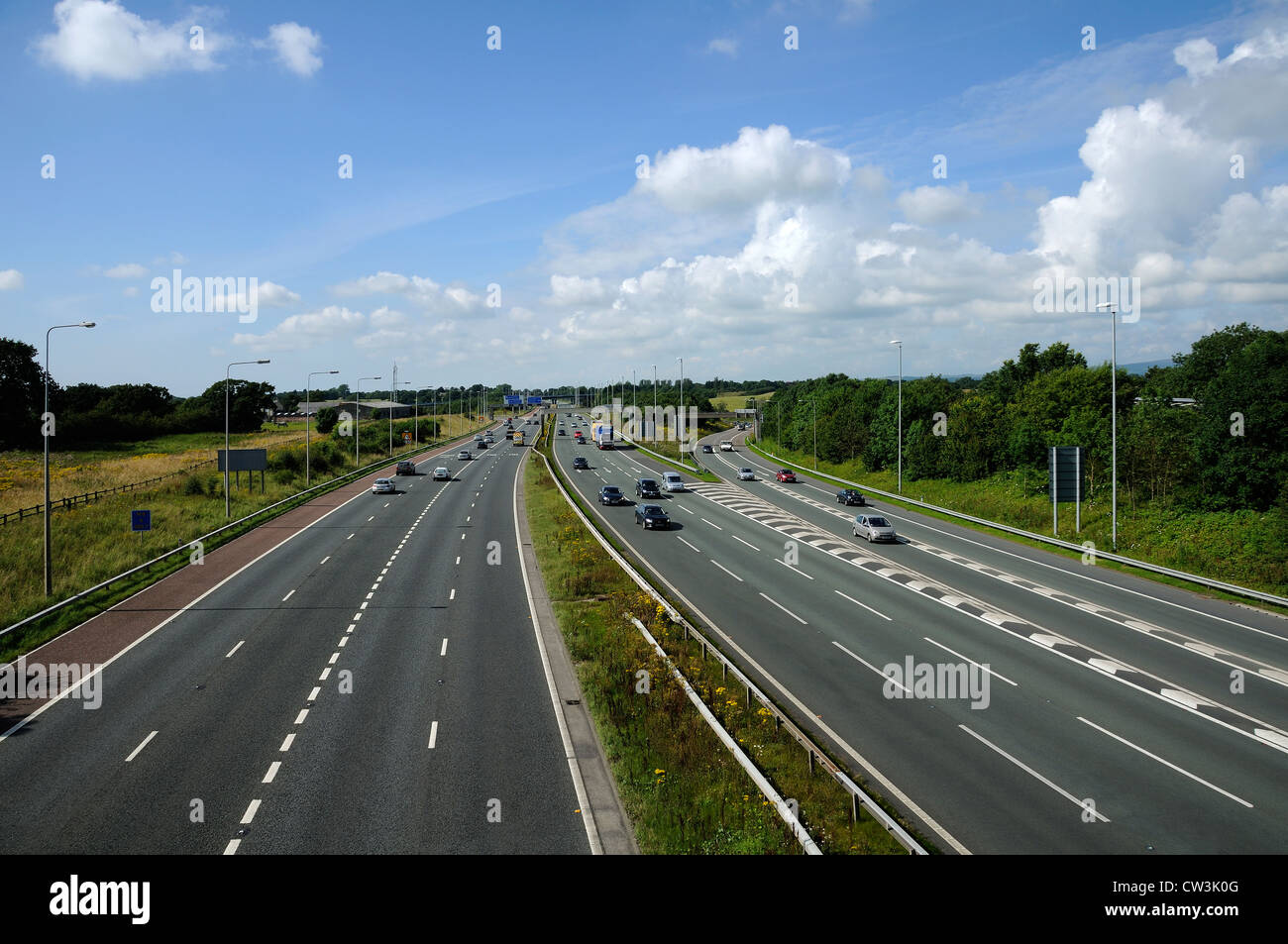 Autobahn mit alten Stil Mittelstreifen Barriere vor dem upgrade Stockfoto