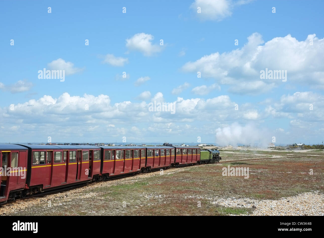 Die Miniatur-Stadtbahn Dampfzug Reisen entlang der Bahnstrecke Strand bei Dungeness, Kent, UK Stockfoto