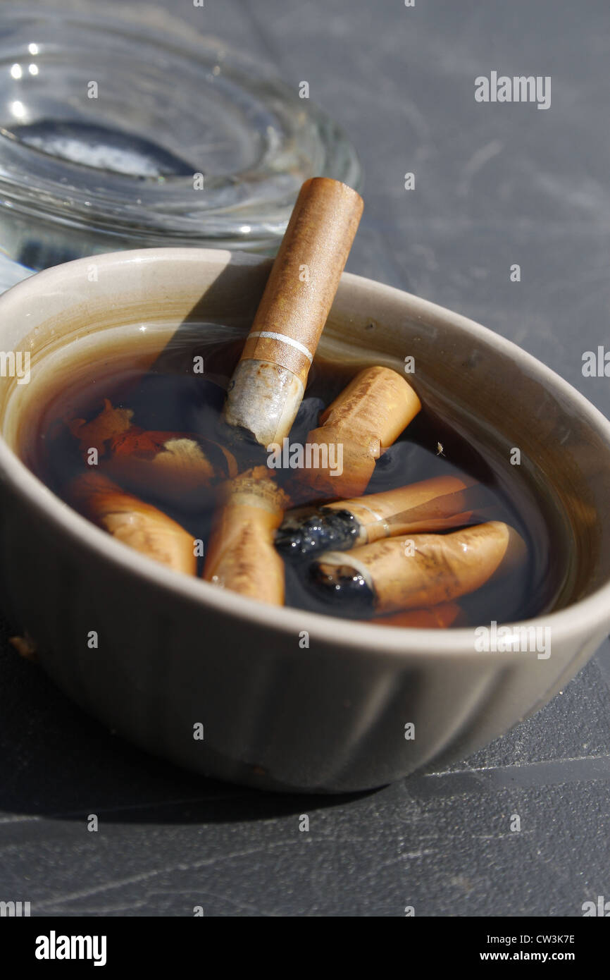 Zigarettenstummel im Aschenbecher mit Wasser gefüllt Stockfotografie - Alamy