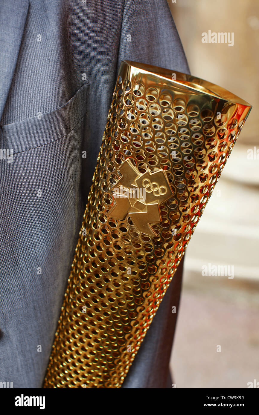 Die Olympische Fackel und ein Business-Anzug, Nahaufnahme Detail, Kosten für die Olympischen Spiele LOCOG Sponsoren und Vermächtnis zu vertreten Stockfoto