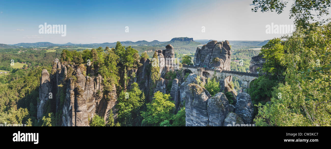 Rock-Formation Bastei (Bastei) und Tabelle Berg Lilienstein, Lohmen, Sächsische Schweiz in der Nähe von Dresden, Sachsen, Deutschland, Europa Stockfoto