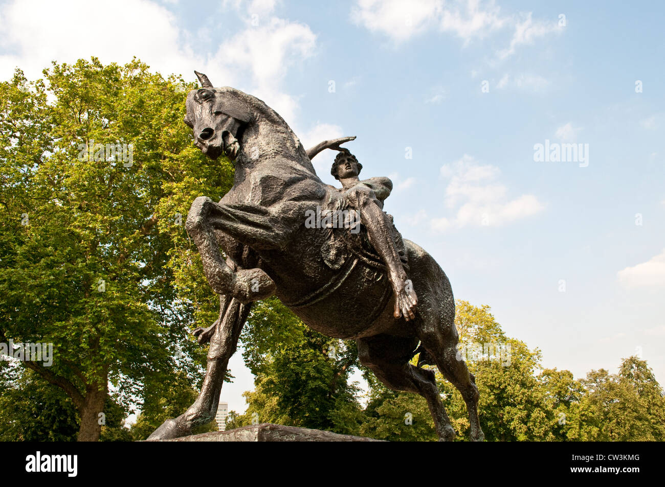Bronze-Statue "Körperliche Energie" von George Frederic Watts in Kensington Gardens, London, UK Stockfoto
